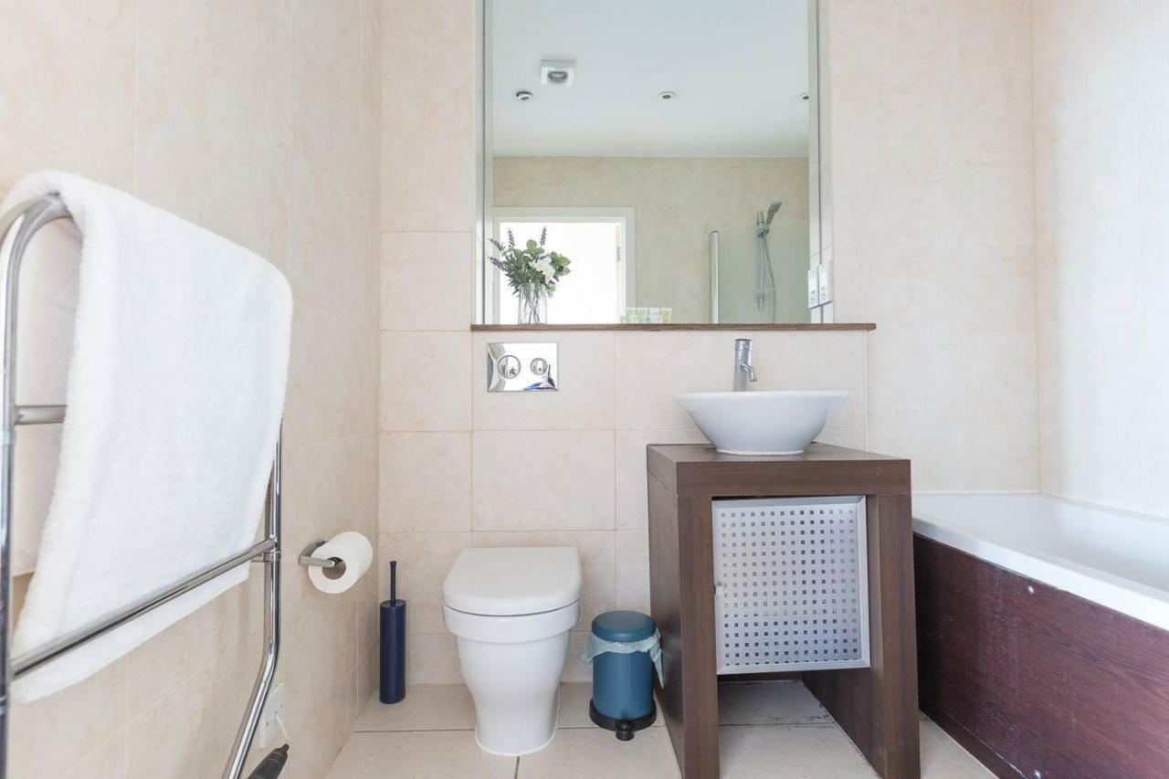 Modern 1 Bedroom Apartment In E1 With Great Views Londra Dış mekan fotoğraf