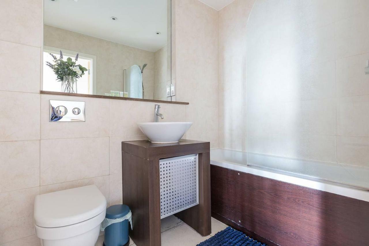 Modern 1 Bedroom Apartment In E1 With Great Views Londra Dış mekan fotoğraf