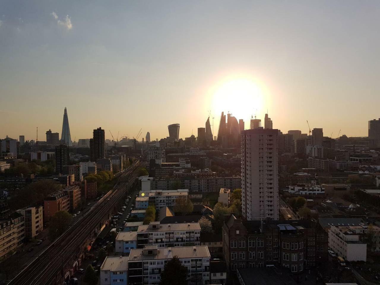 Modern 1 Bedroom Apartment In E1 With Great Views Londra Dış mekan fotoğraf